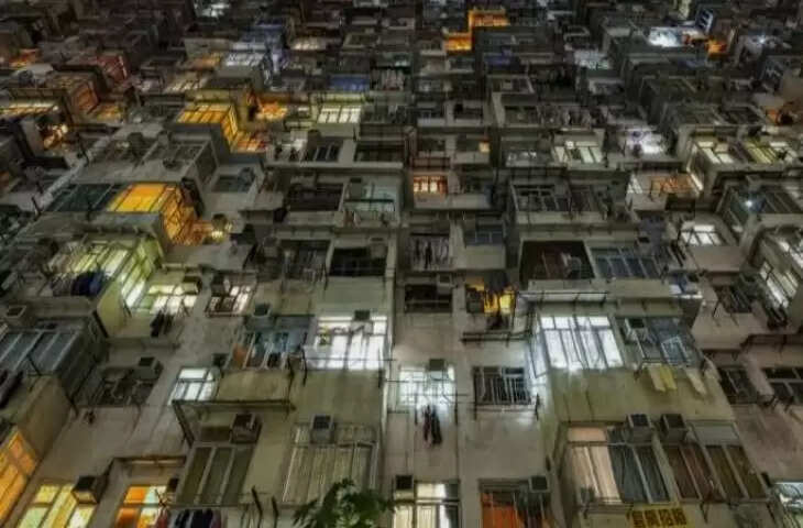 इस शहर में जानवरों की तरह पिंजरे में रहने को मजबूर हैं लोग, जहां नौकरी करना होता है युवाओं का सपना