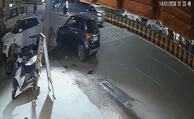 तेज रफ्तार कार ने बाइक सवार को मारी टक्कर, ड्राइवर रफूचक्कर; CCTV में कैद लाइव 'हिट एंड रन' की वारदात