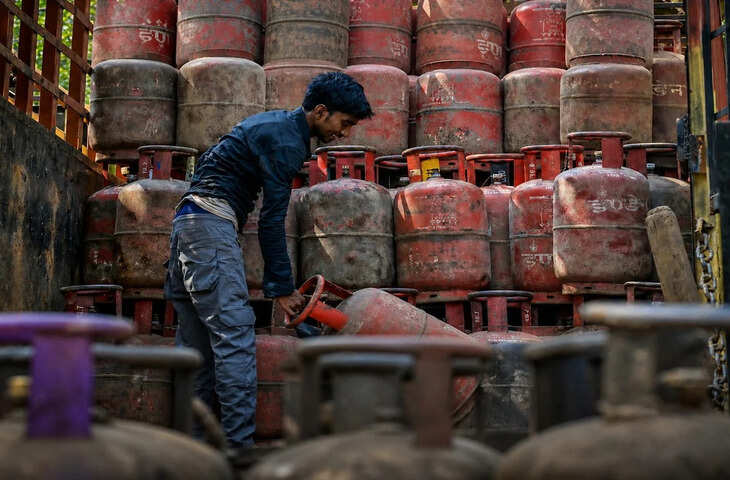 LPG Cylinder Price Today: 14.2 किलो घरेलू और 19 किलो कमर्शियल सिलेंडर कितना हुआ महंगा या सस्ता? जानें ताजा रेट