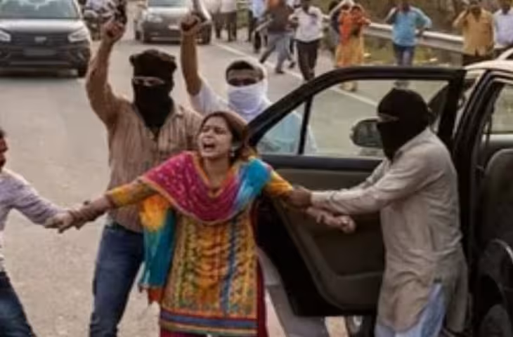 मुरादाबाद में प्रेमी के साथ कार से जा रही युवती को परिजनों ने कथित तौर पर अगवा किया, फायरिंग और मारपीट का भी आरोप