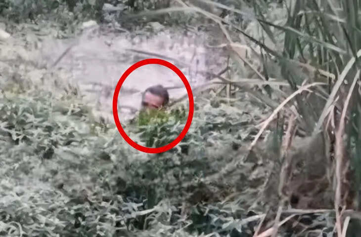 बिहार के वैशाली ज़िले में एक चौंकाने वाली घटना सामने आई है। यहाँ, एक कैदी ने भागने की हताश कोशिश में कोर्ट की छत से कूदकर पास के एक तालाब में छलांग लगा दी। उसे मौके पर मौजूद पुलिसकर्मियों और स्थानीय ग्रामीणों की मदद से बाहर निकाला गया, लेकिन कैदी की इस हरकत ने पुलिस को कई घंटों तक मुश्किल में डाले रखा।  रिपोर्ट्स के अनुसार, चांदपुर OP इलाके के जहांगीरपुर गाँव का रहने वाला पवन राय, एक नाबालिग लड़की के अपहरण का आरोपी था। नाबालिग के पिता ने इस घटना के बारे में स्थानीय पुलिस स्टेशन में एक लिखित शिकायत दर्ज कराई थी, जिसके बाद एक FIR दर्ज की गई थी। पता चला है कि नाबालिग लड़की भी उसी गाँव की रहने वाली है। आरोपी को इस मामले की सुनवाई के लिए सोमवार को कोर्ट में पेश किया गया था।  **कोर्ट की छत से तालाब में कूदा** बताया जा रहा है कि जब कैदी को लॉक-अप से कोर्ट रूम ले जाया जा रहा था, तो वह किसी तरह इमारत की छत पर चढ़ गया। वहाँ से उसने कोर्ट के बगल में बने तालाब में छलांग लगा दी। इस साहसी हरकत को देखकर वहाँ मौजूद पुलिसकर्मी घबरा गए। ड्यूटी पर तैनात अधिकारियों ने तुरंत मदद के लिए स्थानीय ग्रामीणों को बुलाया, और सबने मिलकर तालाब को चारों ओर से घेर लिया।  **कई घंटों तक चला हाई-वोल्टेज ड्रामा**  जैसे ही कैदी के तालाब में कूदने की खबर फैली, मौके पर अफरा-तफरी मच गई। जिसने भी इस घटना के बारे में सुना, वह इसे देखने के लिए मौके पर पहुँच गया। इसी बीच, घटना की जानकारी मिलने पर सदर SDOP सुबोध कुमार भी मौके पर पहुँच गए। आखिरकार, SDOP की मौजूदगी में कैदी को तालाब से बाहर निकाला गया। रिपोर्ट्स बताती हैं कि तालाब में कूदने की वजह से कैदी को चोटें आई हैं। इस हाई-वोल्टेज ड्रामा को देखने के लिए मौके पर स्थानीय ग्रामीणों की भारी भीड़ जमा हो गई थी।  **इससे पहले, दरभंगा में एक कैदी नाले में छिप गया था** यह गौरतलब है कि दरभंगा ज़िले के लहरियासराय में भी पहले एक कैदी से जुड़ी ऐसी ही एक घटना हुई थी। उस मौके पर, एक कैदी को मेडिकल जाँच के लिए पुलिस हिरासत में बहादुरपुर प्राथमिक स्वास्थ्य केंद्र लाया गया था। हालाँकि, वह पुलिस को चकमा देकर एक भूमिगत नाले में छिप गया; जिसके बाद पुलिस को उसे उसके छिपने की जगह से बाहर निकालने के लिए काफी मशक्कत करनी पड़ी थी।