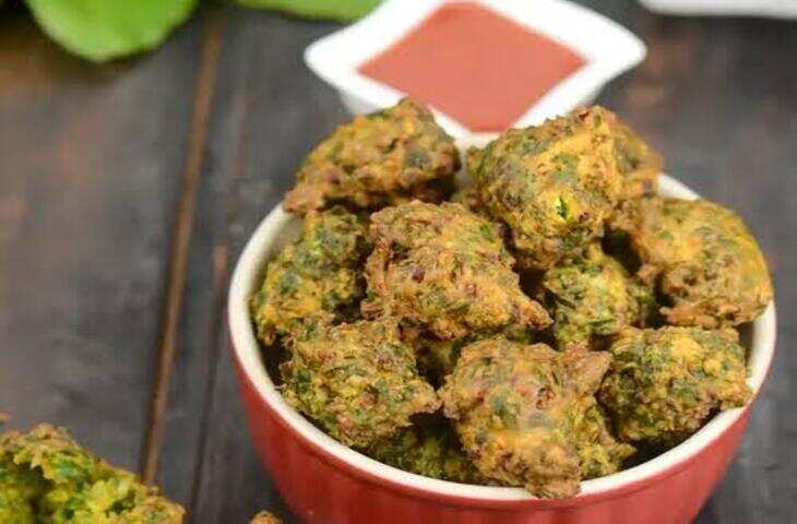 Palak Pakoda Recipe: शाम की चाय के साथ बनाएं कुरकुरे पालक पत्ता पकोड़े, आसान है रेसिपी