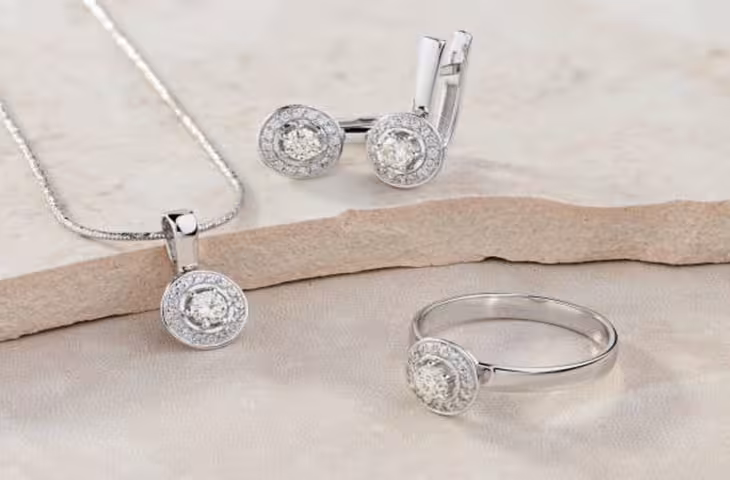 Diamond Astrology: इन राशि वालों के लिए बेहद शुभ माना जाता है हीरा, पहनने से मिल सकते हैं धन और सफलता के लाभ