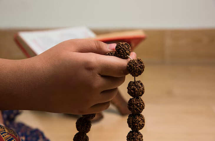 गायत्री मंत्र का करते है जाप तो हो जाए सावधान! भूल से भी न करे ये गलतियां वरना लाभ की जगह होगा भारी नुकसान, वीडियो में जाने सबकुछ&nbsp;