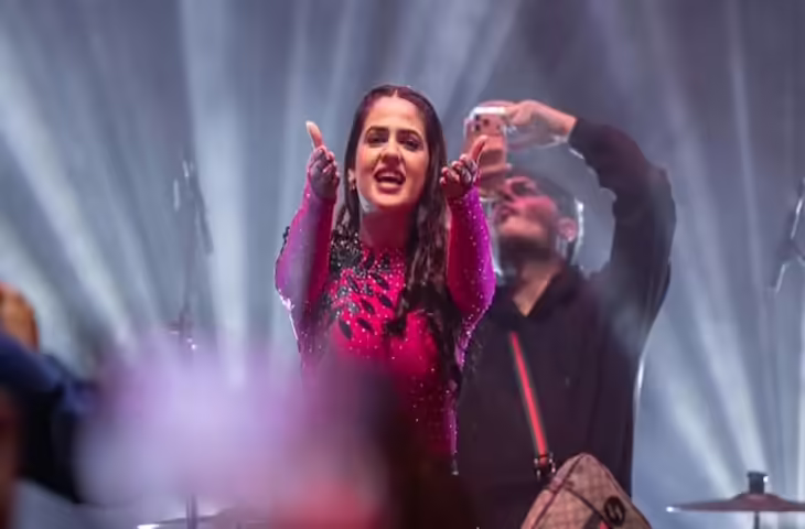 लाइव शो में बदतमीजी पर भड़कीं हरियाणवी स्टार प्रांजल दहिया, वीडियो में देखें मंच से बुजुर्ग को लगाई कड़ी फटकार