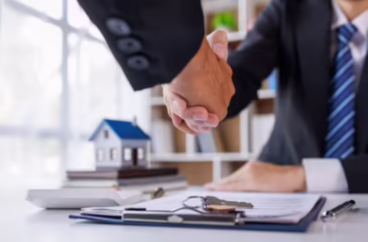 Vastu Tips: सफलता में आ रही रुकावट को दूर करने के लिए करें ये 5 खास वास्तु उपाय, समाज में बढ़ेगा आपका मान-सम्मान