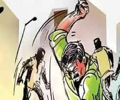 Noida  पुलिस वालोें ने मिठाई के पैसे मांगने पर कर्मचारियों को पीटा