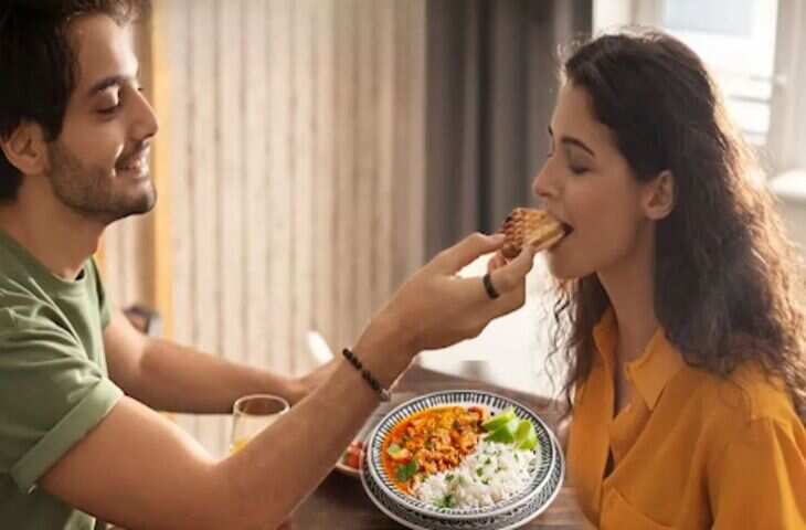 एक थाली में खाना क्यों बन सकता है पति-पत्नी के झगड़े की वजह? शास्त्रों और परंपराओं में छिपा है बड़ा कारण