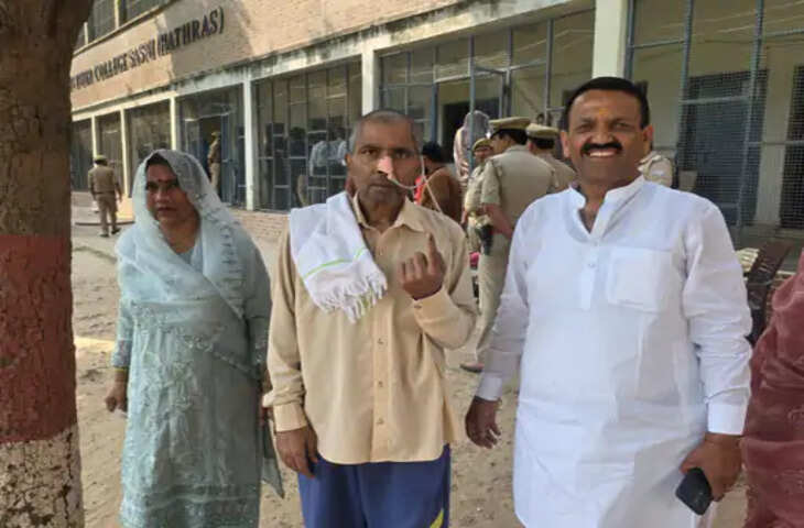 कैंसर से जूझ रहे नवीन पंडित ने निभाया मतदान का फर्ज, बीमारी के बावजूद बूथ पर पहुंचकर डाला वोट