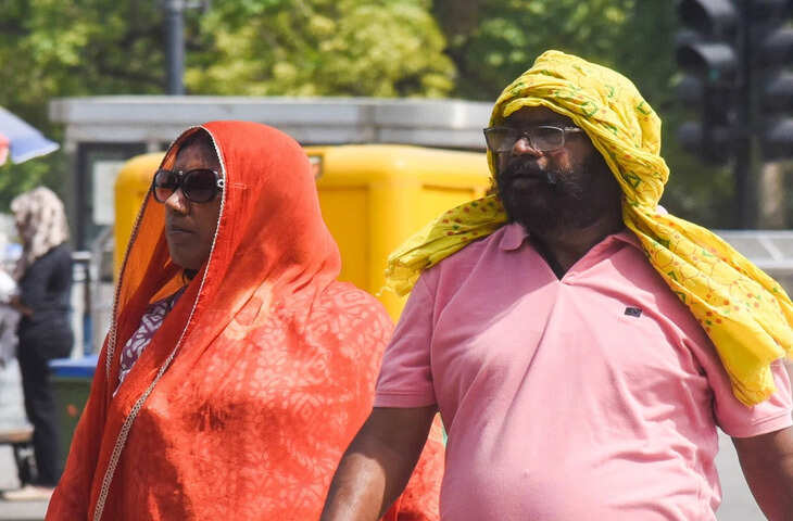 राजस्थान में मौसम इन दिनों दोहरे तेवर दिखा रहा है। एक ओर प्रदेश के पश्चिमी और उत्तरी जिलों में भीषण गर्मी और हीटवेव का प्रकोप जारी है, वहीं दूसरी ओर कई क्षेत्रों में मौसम विभाग ने आंधी, बारिश और ओलावृष्टि की चेतावनी जारी की है। मौसम के इस बदले मिजाज ने लोगों की परेशानी बढ़ा दी है।  राज्य के श्रीगंगानगर, बीकानेर, चूरू, जैसलमेर और बाड़मेर जैसे जिलों में तापमान लगातार 45 डिग्री सेल्सियस के आसपास बना हुआ है। तेज धूप और गर्म हवाओं के कारण जनजीवन प्रभावित हो रहा है। दोपहर के समय सड़कों पर आवाजाही कम हो गई है और लोग घरों में रहने को मजबूर हैं। मौसम विभाग ने इन इलाकों में हीटवेव को लेकर अलर्ट जारी किया है तथा लोगों को धूप से बचने और पर्याप्त पानी पीने की सलाह दी है।  दूसरी ओर, पूर्वी और दक्षिणी राजस्थान के कई जिलों में मौसम अचानक करवट लेने की संभावना है। विभाग के अनुसार, एक सक्रिय पश्चिमी विक्षोभ और स्थानीय मौसमी तंत्र के प्रभाव से कई क्षेत्रों में तेज आंधी, गरज-चमक के साथ बारिश और कहीं-कहीं ओलावृष्टि हो सकती है। जयपुर, कोटा, उदयपुर, भरतपुर, अलवर, दौसा और आसपास के जिलों में मौसम बदलने के संकेत दिए गए हैं।  मौसम वैज्ञानिकों का कहना है कि अगले कुछ दिनों तक प्रदेश में इसी तरह का मिला-जुला मौसम बना रह सकता है। जहां कुछ क्षेत्रों में गर्मी लोगों को झुलसाएगी, वहीं कुछ स्थानों पर बारिश और तेज हवाएं राहत लेकर आएंगी। हालांकि तेज आंधी और ओलावृष्टि से किसानों की फसलों को नुकसान पहुंचने की आशंका भी जताई जा रही है।  प्रशासन ने लोगों से मौसम विभाग की सलाह का पालन करने की अपील की है। विशेष रूप से खुले स्थानों, पेड़ों और बिजली के खंभों के नीचे खड़े होने से बचने तथा खराब मौसम के दौरान सतर्क रहने को कहा गया है।  मौसम विभाग के अनुसार, आने वाले दिनों में प्रदेश के विभिन्न हिस्सों में मौसम की गतिविधियां जारी रह सकती हैं। ऐसे में लोगों को लगातार मौसम अपडेट पर नजर बनाए रखने की सलाह दी गई है।
