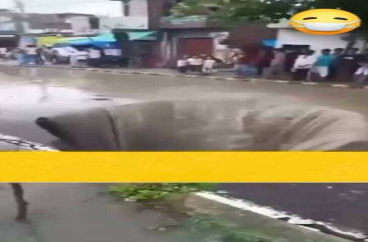 पूर्व डिप्टी सीएम के घर के सामने सड़क पर 10 फीट गहरा गड्ढा, बाइक सवार गिरकर गंभीर घायल