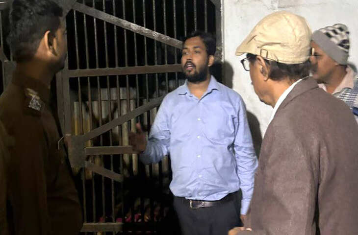 खान सर की गिरफ्तारी पर सस्पेंखान सर की गिरफ्तारी पर सस्पेंस बरकरार: वीडियो में जाने सरेंडर की चर्चा के बीच रातभर कोचिंग के बाहर डटे रहे छात्रस बरकरार: वीडियो में जाने सरेंडर की चर्चा के बीच रातभर कोचिंग के बाहर डटे रहे छात्र