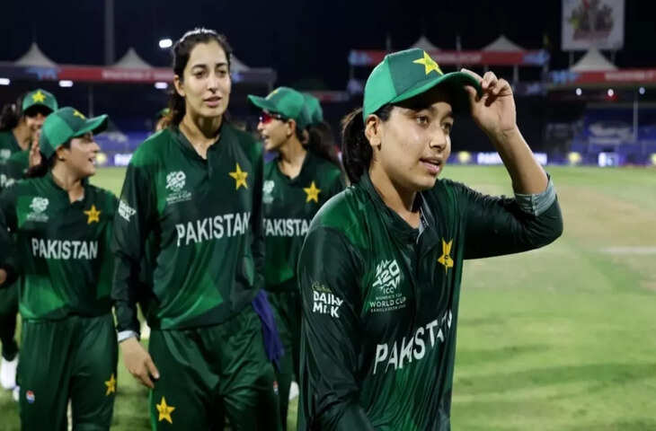 पाकिस्तान की महिला क्रिकेटर भी निकली जाहिल गंवार, अफ्रीका के खिलाफ जीत के बाद 6-0 का जश्न