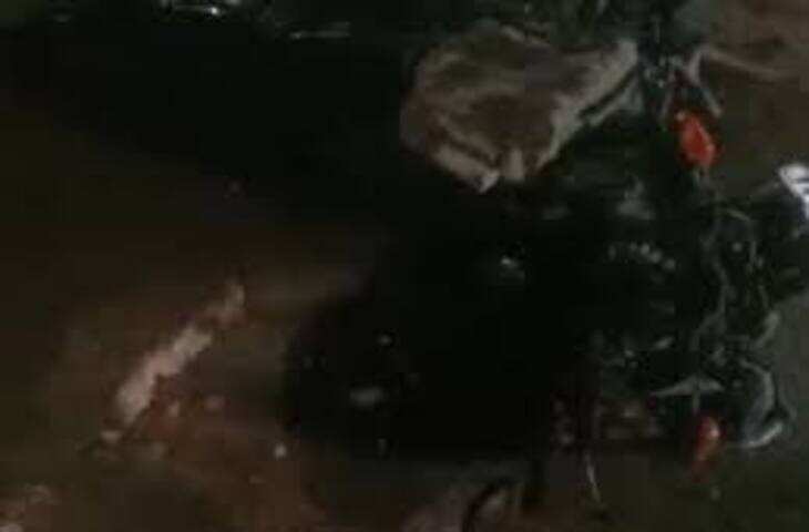 शराब दुकान को लेकर विवाद हिंसक झड़प में बदला, वीडियो में देंखे गाड़ियों में तोड़फोड़ और एक बाइक में लगाई आग