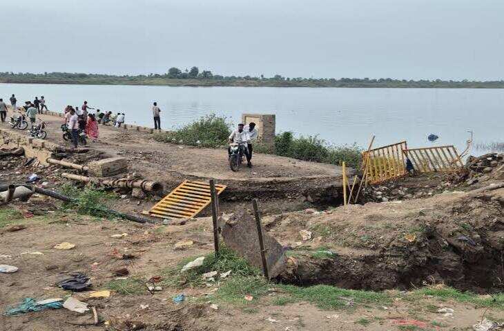 बड़वानी में कंडम पुल बना खतरा: पानी उतरने के बाद भी लोग जान जोखिम में डालकर कर रहे आवाजाही