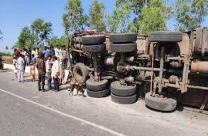 नारियल से भरा ट्रक नाले में गिरा, हादसे से ज्यादा लूट में जुटे लोग, वीडियो वायरल