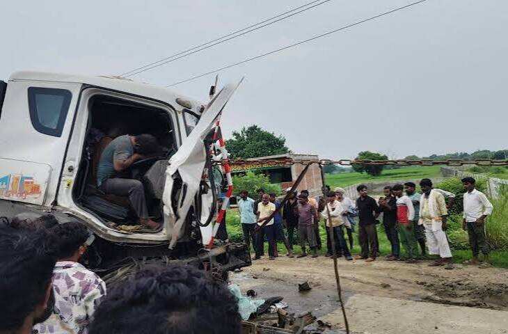 फतेहपुर में नेशनल हाईवे-19 पर भीषण हादसा, हाइड्रोजन टैंकर कंटेनर ट्रक से टकराया