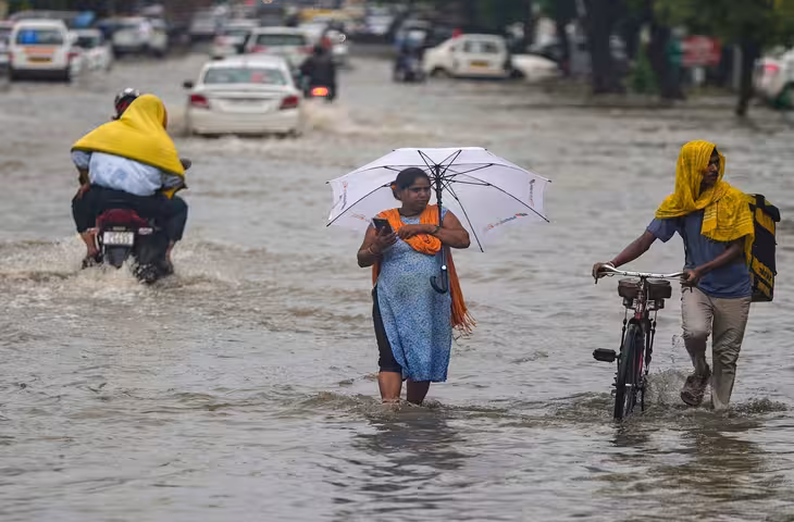 यूपी में 48 घंटे से भारी बारिश, 63 जिलों में सामान्य से ज्यादा बरसा पानी; 27 सितंबर को भी अलर्ट