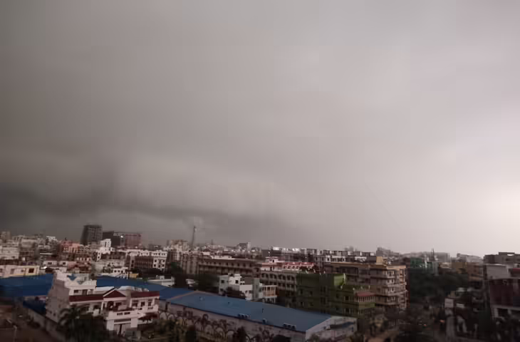 Patna Weather Update: पटना में बदला मौसम का मिजाज, तेज हवा और बारिश से लोगों को मिली राहत