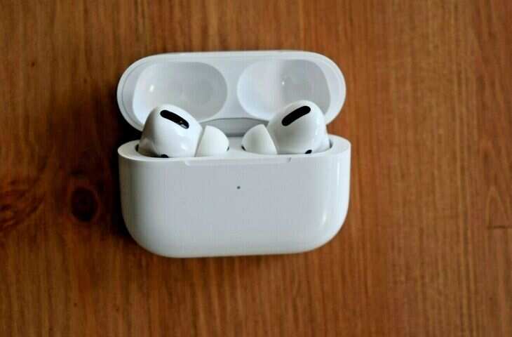 It's true! AirPods 2 are also available. ऑफर, जल्दी करे कही मिस ना हो जाए डील