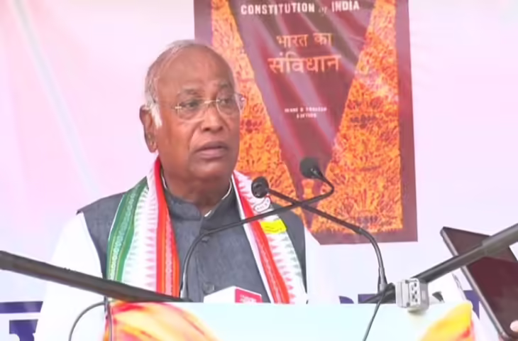 मल्लिकार्जुन खरगे पहुंचे बक्सर, कहा- पीएम मोदी और सीएम नीतीश की जोड़ी केवल कुर्सी के लिए