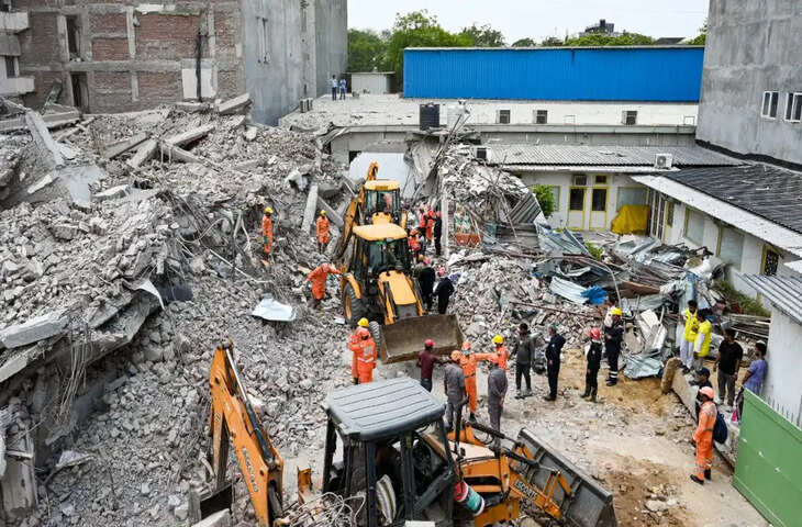 छात्रों के लिए पराठे बना रही थीं 'मेस आंटी', इमारत का मलबा गिरने से चली गई जान