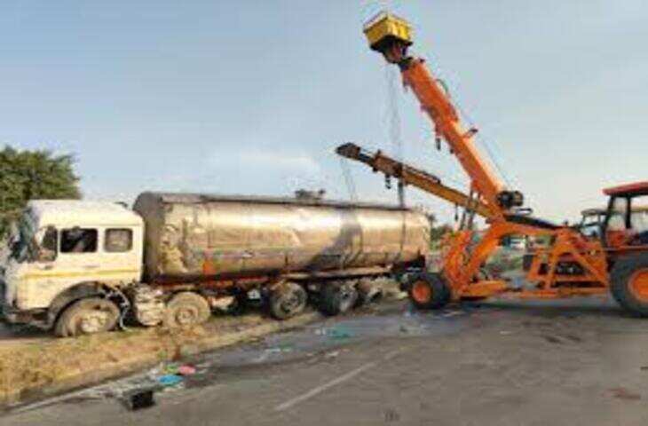 जयपुर-दिल्ली हाईवे पर पलटा 30 हजार लीटर दूध का टैंकर, सड़क पर मची लूट, एक्सक्लूसिव फुटेज में देंखे  ड्राइवर गंभीर घायल