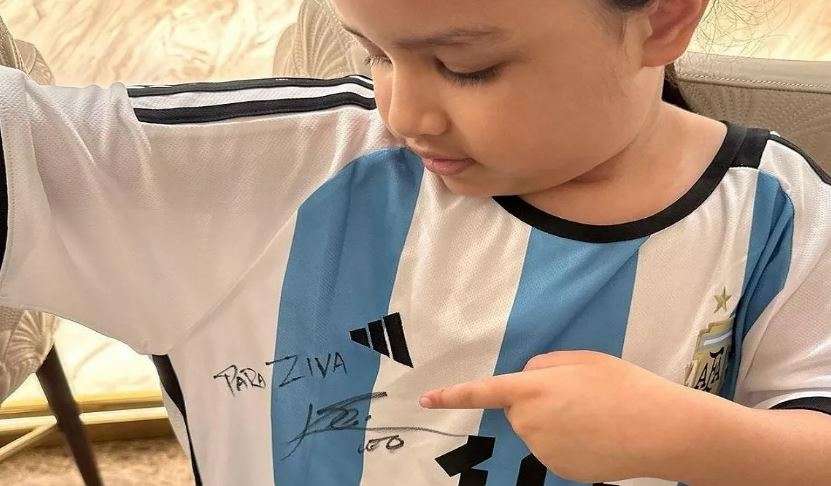 "MS Dhoni  Ziva  Messi11" "MS Dhoni  Ziva  Messi11233339922221111" "MS Dhoni  Ziva  Messi1123333992222" "MS Dhoni  Ziva  Messi112333399" 