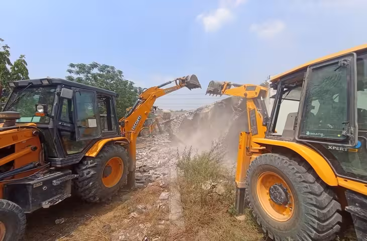 धालभूमगढ़ और चार चक्का में NHAI का अतिक्रमण हटाओ अभियान, 60 दुकानों पर चला बुलडोजर