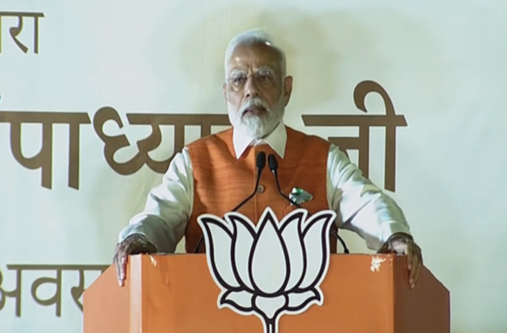 बिहार के मुख्यमंत्री नीतीश कुमार ने सोमवार को उप मुख्यमंत्री तेजस्वी यादव के साथ स्वर्गीय पंडित दीनदयाल उपाध्याय की जयंती के मौके पर पंडित जी की प्रतिमा पर पुष्प अर्पित कर अपनी श्रद्धांजलि दी। इस अवसर पर वित्त, वाणिज्य कर एवं संसदीय कार्य मंत्री विजय कुमार चौधरी, बिहार राज्य नागरिक परिषद् के पूर्व महासचिव अरविंद कुमार सिंह सहित कई लोग मौजूद रहे।  कार्यक्रम के पश्चात मुख्यमंत्री ने पत्रकारों से बातचीत की। पत्रकारों के प्रश्न पर मुख्यमंत्री ने कहा कि जो पहले साथ थे लेकिन आज इस कार्यक्रम में नहीं आए तो वे जानें। उन्होंने कहा कि उपाध्याय की जयंती को लेकर जो चीज पहले से सरकार की ओर से तय की हुई है, उसमें सबलोग आते हैं। हम तो सबकी इज्जत करते हैं, सबका सम्मान करते हैं। हम सबलोगों के लिए काम कर रहे हैं। आगे भी हमलोग विकास का काम यूं ही करते रहेंगे।  उल्लेखनीय है कि दीनदयाल उपाध्याय जनसंघ के संस्थापक सदस्यों में थे। राजद शुरू से आरएसएस का विरोध करती रही है। नीतीश के साथ तेजस्वी के इस कार्यक्रम में आने के बाद बिहार की राजनीति में तरह - तरह की चर्चा हो रही है।  विधानसभा में नेता प्रतिपक्ष विजय सिन्हा से जब नीतीश कुमार द्वारा जयंती समारोह में शामिल होने के संबंध में पूछा गया तब उन्होंने कहा कि मुख्यमंत्री नीतीश कुमार को भी आभास हो रहा है। भाजपा में हर भारतीय का स्वागत है। भाजपा राष्ट्रवाद के पद पर चलती है। अंत्योदय के महामंत्र को लेकर चलता है, इसको जो स्वीकार करेगा निश्चित तौर पर भारतीय जनता पार्टी उसके प्रति सकारात्मक भाव रखेगी।