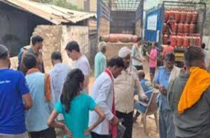 फुलवारी शरीफ में एलपीजी सिलेंडर की भारी किल्लत, उपभोक्ताओं ने पटना-एम्स रोड जाम किया
