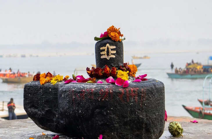 शिवलिंग पर जल चढ़ाते समय करें इन मंत्रों का जाप, भगवान शिव की मिलेगी विशेष कृपा