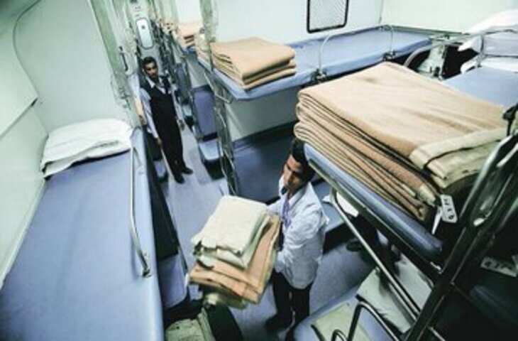 Viral Video: ट्रेन के Linen Room को बना दिया प्राइवेट केबिन! ₹4,000 लेकर यात्रियों को बैठाने का आरोप