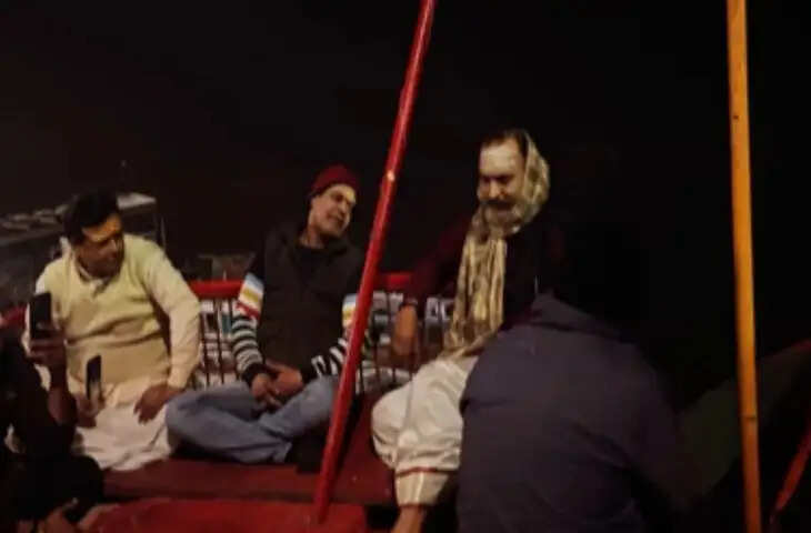बनारस के घाट पर आधी रात शख्स ने छेड़ा सुर, गाना गाते हुए Video हुआ गजब वायरल