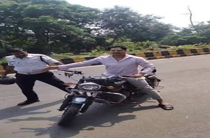 Viral Video: मां को बाइक पर लेकर जा रहे छात्र को ट्रैफिक पुलिस ने रोका, बदसलूकी का आरोप