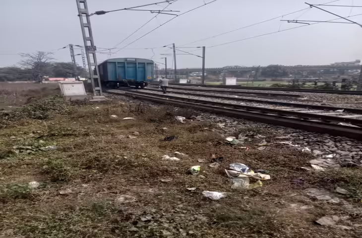 वैशाली में हाजीपुर-बछबाड़ा रेलखंड पर चलती मालगाड़ी दो हिस्सों में बंटी, चालक की सूझबूझ से बड़ा हादसा टला