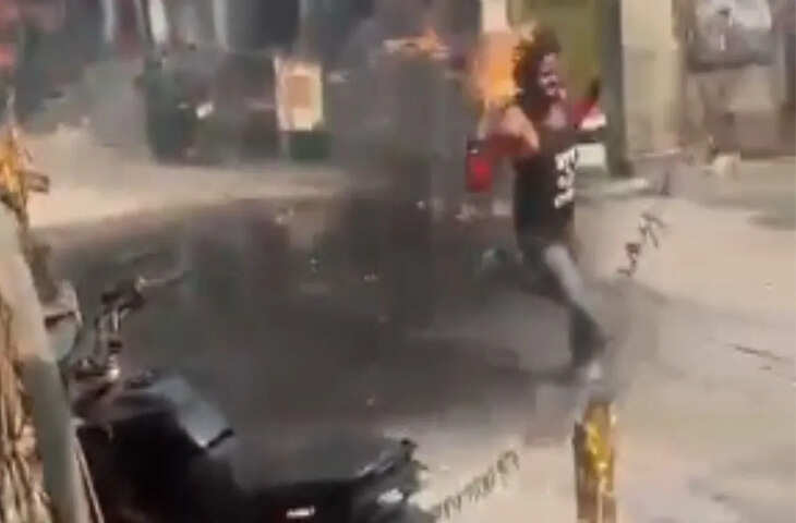 गाजियाबाद: खोड़ा में ट्रांसफार्मर में लगी भीषण आग, कई लोग झुलसे; जान बचाने के लिए युवक ने नाले में लगाई छलांग