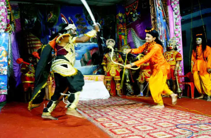 Kota इटावा में रामलीला महोत्सव: रावण वध लीला का मंचन, लोगों ने लगाए जय श्री राम के नारे