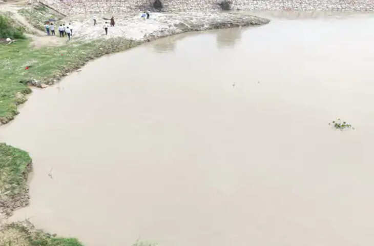उत्तर प्रदेश के गोंडा जिले में घाघरा नदी का जलस्तर लगातार बढ़ने से तटीय इलाकों में रहने वाले लोगों की मुश्किलें बढ़ गई हैं। पिछले 36 घंटे से नदी का जलस्तर लगातार ऊपर जा रहा है, जबकि बीते 24 घंटे से घाघरा उफान पर है। गुरुवार सुबह करीब 7 बजे से तरबगंज तहसील के नवाबगंज क्षेत्र में नदी ने कटान तेज कर दी, जिससे किसानों की चिंता बढ़ गई है।  नदी के बढ़ते जलस्तर और कटान के कारण तटवर्ती क्षेत्रों में रहने वाले ग्रामीण लगातार हालात पर नजर बनाए हुए हैं।  36 घंटे से लगातार बढ़ रहा जलस्तर  घाघरा नदी के जलस्तर में पिछले डेढ़ दिन से लगातार वृद्धि दर्ज की जा रही है। जलस्तर बढ़ने के साथ नदी का बहाव भी तेज हो गया है। पिछले 24 घंटे से नदी के उफान पर होने के कारण तटवर्ती क्षेत्रों में खतरा बढ़ गया है।  नदी का पानी बढ़ने से निचले इलाकों में रहने वाले ग्रामीणों की चिंता भी बढ़ने लगी है। लोग अपने खेतों और आसपास के इलाकों की स्थिति पर नजर रख रहे हैं।  नवाबगंज में तेज हुआ कटान  गुरुवार सुबह करीब 7 बजे से तरबगंज तहसील के नवाबगंज क्षेत्र में घाघरा ने कटान तेज कर दिया। नदी के किनारे स्थित खेतों की जमीन कटकर नदी में समाने का खतरा बढ़ गया है।  कटान की वजह से किसानों को अपनी फसलों और कृषि भूमि के नुकसान की चिंता सता रही है। कई स्थानों पर ग्रामीण नदी के बढ़ते पानी और कटान को लेकर सतर्क नजर आ रहे हैं।  किसानों की बढ़ी परेशानी  नदी के कटान का सबसे ज्यादा असर तटवर्ती किसानों पर पड़ रहा है। जिन किसानों की जमीन नदी के किनारे है, उन्हें खेतों के कटने का डर सताने लगा है। लगातार कटान होने पर कृषि भूमि का बड़ा हिस्सा नदी में समा सकता है।  ग्रामीणों का कहना है कि नदी का जलस्तर बढ़ने के साथ कटान की रफ्तार भी तेज हुई है। ऐसे में प्रशासन से निगरानी और बचाव के इंतजाम बढ़ाने की मांग की जा रही है।  प्रशासन की बढ़ी जिम्मेदारी  घाघरा के लगातार बढ़ते जलस्तर को देखते हुए प्रशासन के सामने तटीय क्षेत्रों में निगरानी बढ़ाने की चुनौती है। संवेदनशील इलाकों में बाढ़ और कटान की स्थिति पर नजर रखना जरूरी हो गया है।  ग्रामीणों को भी नदी के किनारे जाने से बचने और जलस्तर बढ़ने की स्थिति में सुरक्षित स्थानों पर जाने के लिए तैयार रहने की सलाह दी जा सकती है।