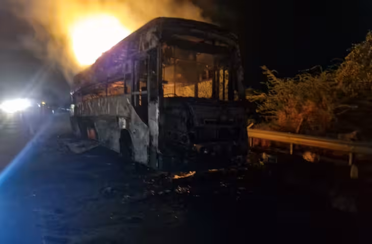 पटना में सड़क हादसे के बाद बवाल, युवक की मौत से गुस्साई भीड़ ने बस में लगाई आग