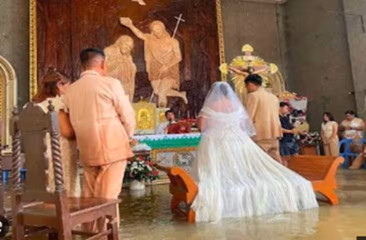 बाढ़ ने मचाई देश में तबाही, फिर भी दो जिस्म बने एक जान, लबालब पानी से भरे चर्च में डूबकर कपल ने की शादी!
