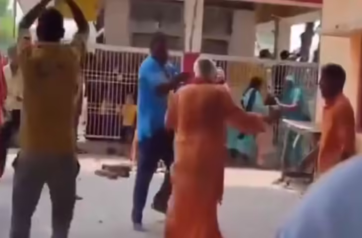 Viral Video: चढ़ावे के पैसे बने विवाद की वजह, मंदिर परिसर में पुजारियों के बीच जमकर हुई मारपीट&nbsp;