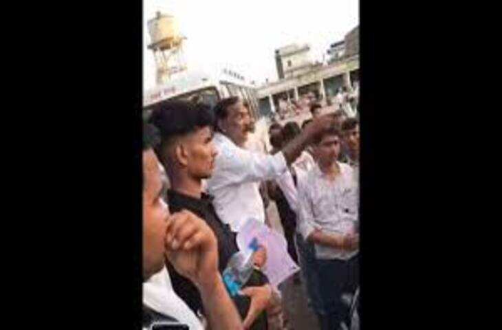 उरई बस अड्डे पर किराए को लेकर हंगामा, एआरएम और अभ्यर्थियों के बीच तीखी नोकझोंक, वीडियो वायरल