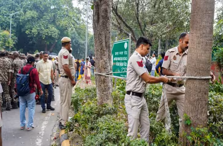 Delhi Protest: एयरपोर्ट पहुंचते ही CJP संस्थापक अभिजीत दीपके हिरासत में, प्रवक्ता सौरव दास और आशुतोष रंका भी डिटेन