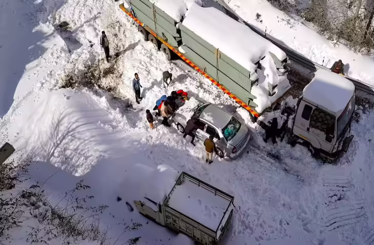 चंबा के चुराह में बड़ा हादसा टला: ग्लेशियर टूटकर सड़क पर आया, वीडियो में जाने सड़क बहाली कर रहे कर्मचारी बाल-बाल बचे