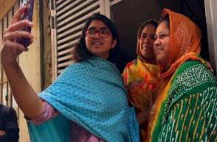 ए10 साल बाद अपने पुराने भारतीय दोस्त से मिली विदेशी महिला, देखते ही लगा लिया गले