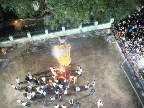 आरा के रामलीला मैदान में 25 फीट के रावण का दहन, जय श्रीराम के जयकारों से गूंजा पूरा मैदान
