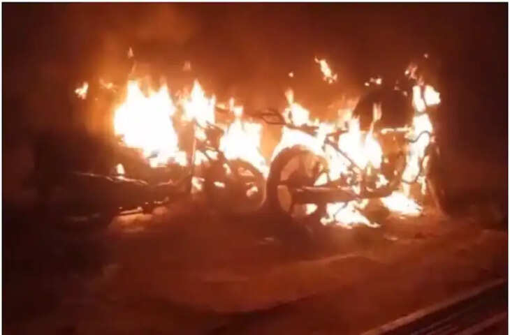 मंदिर दर्शन करने जा रही नाबालिग लड़की से भाई के सामने छेड़छाड़, ग्रामीणों ने आरोपियों की बाइक में लगाई आग