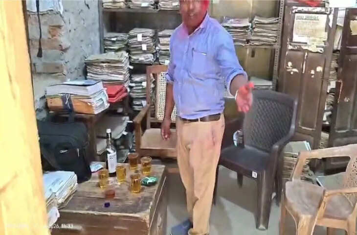 जौनपुर में सरकारी दफ्तर में होली से पहले शराब पार्टी का वीडियो वायरल, प्रशासन ने सख्त कार्रवाई के संकेत दिए
