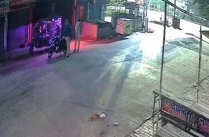 शर्मनाक वारदात! पुलिसकर्मियों ने अज्ञात शव को ई-रिक्शा से ले जाकर दूसरी जगह फेंका, वायरल हुआ CCTV फुटेज 